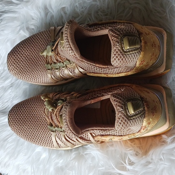 nike gravity shox gold